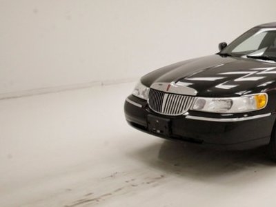 FOR SALE: 2001 Lincoln Town Car $11,000 USD