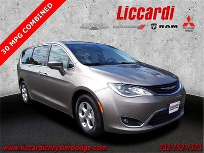 2018 Chrysler Pacifica for Sale in Hartford, Wisconsin