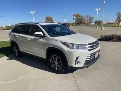 2019 Toyota Highlander for Sale in Northwoods, Illinois