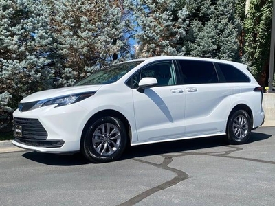 2023 Toyota Sienna for Sale in Northwoods, Illinois