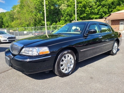 2010 LINCOLN TOWN CAR SIGNATURE LIMITED for sale in Harrisburg, PA