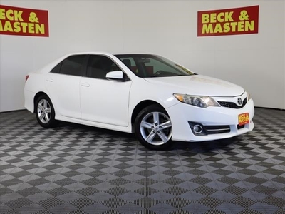 Pre-Owned 2014 Toyota Camry SE