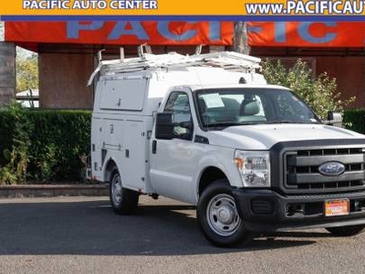 Ford Super Duty F-350 6.2L V-8 Gas