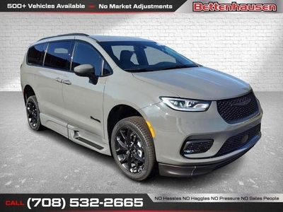 2023 Chrysler Pacifica for Sale in Co Bluffs, Iowa