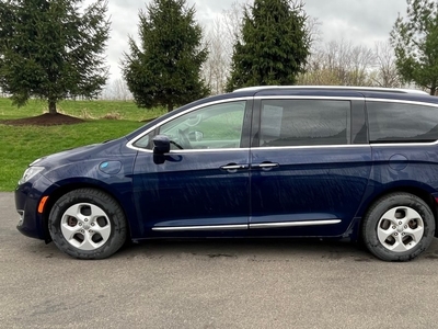 Pre-Owned 2018 Chrysler