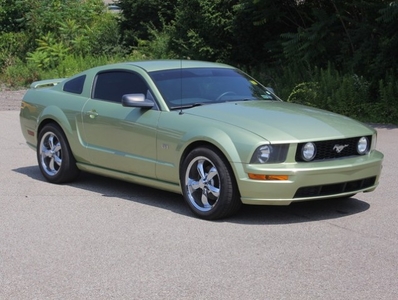 Used 2005 Ford Mustang GT Deluxe RWD