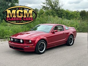 2005 Ford Mustang V6 Deluxe 2DR Fastback