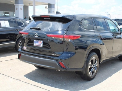 2020 Toyota Highlander XLE in Cape Girardeau, MO