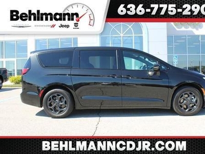 2022 Chrysler Pacifica Hybrid for Sale in Chicago, Illinois