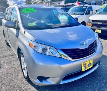 2014 Toyota Sienna LE 8-Passenger One Owner Clean Carfax for sale in Milford, MA