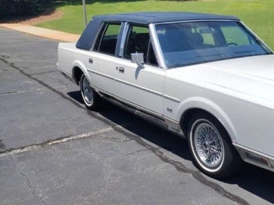 FOR SALE: 1989 Lincoln Town Car $10,995 USD