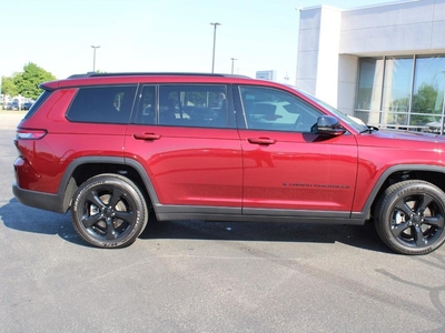 2023 Jeep Grand Cherokee L 4WD Altitude in Milwaukee, WI