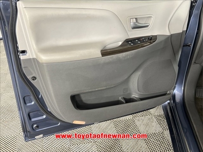 2017 Toyota Sienna XLE AUTO ACCESS SEAT in Newnan, GA