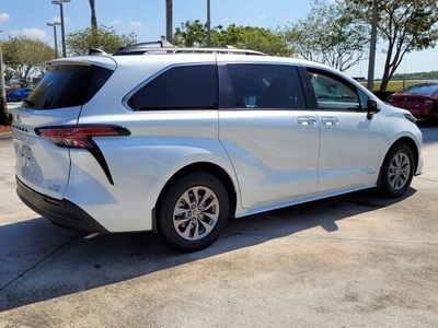 2022 Toyota Sienna XLE in Fort Lauderdale, FL