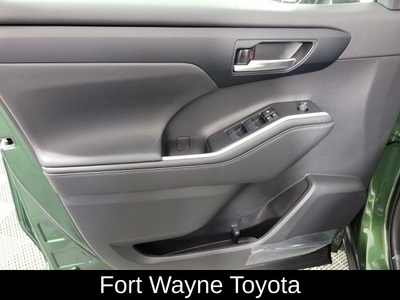 2023 Toyota Highlander XLE in Fort Wayne, IN