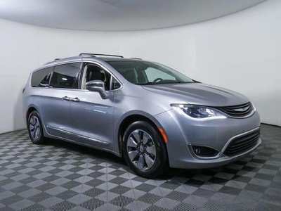 2018 Chrysler Pacifica Hybrid for Sale in Co Bluffs, Iowa