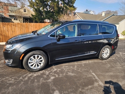 Pre-Owned 2018 Chrysler