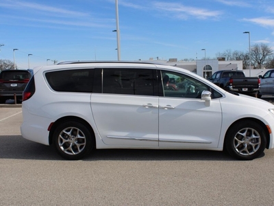 2018 Chrysler Pacifica Limited in Ballwin, MO