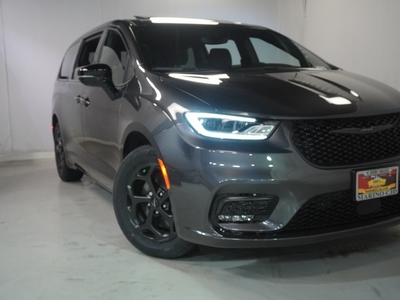 2023 Chrysler Pacifica Hybrid Limited in Chicago, IL