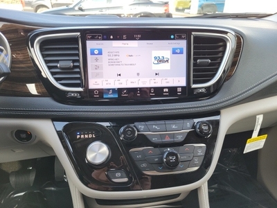 2023 Chrysler Pacifica Hybrid Limited in Roanoke, IL