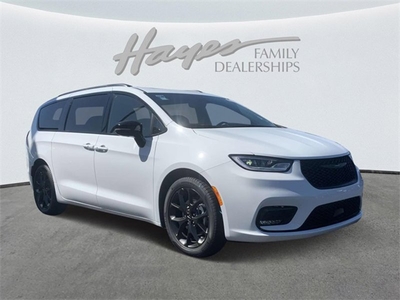New 2023 Chrysler Pacifica Limited w/ S Appearance Package