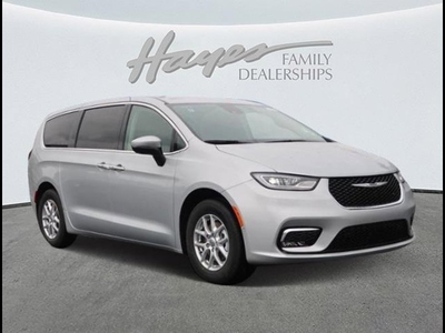 New 2023 Chrysler Pacifica Touring-L