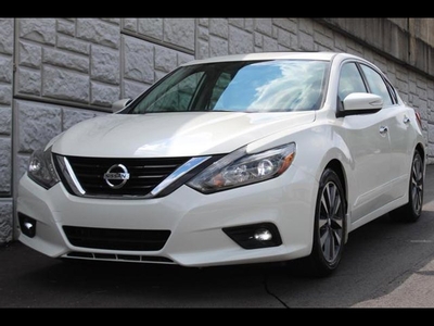 Used 2017 Nissan Altima 2.5 SL w/ 2.5 Technology Package