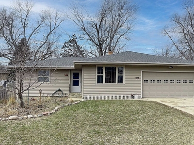 2613 S Elmwood Ave, Sioux Falls, SD 57105