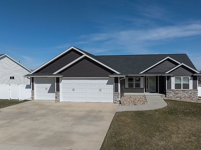 608 Valley Dr, Atkins, IA 52206