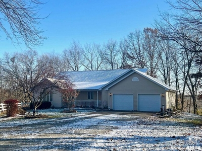 Home For Sale In Petersburg, Illinois