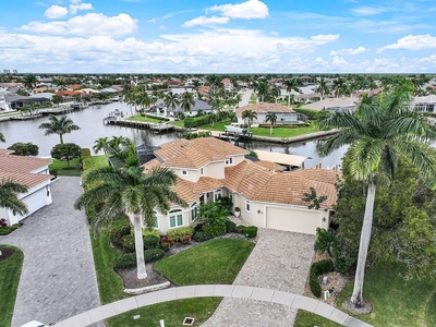 Luxury 4 bedroom Detached House for sale in Marco Island, Florida