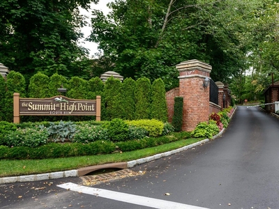 Luxury Flat for sale in Roslyn Heights, New York