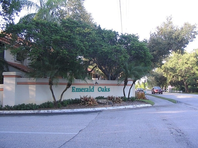 3522 Emerald Oaks Dr, Hollywood, FL 33021