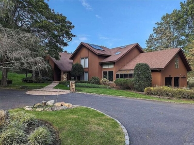 Home For Sale In Laurel Hollow, New York