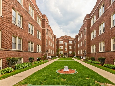 1331 W Touhy Ave APT 2N, Chicago, IL 60626