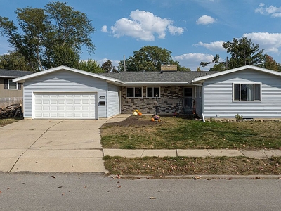 1115 Country Club Dr, Marion, IA 52302