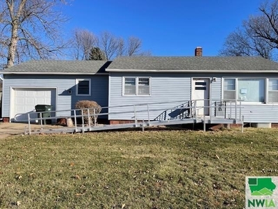 Home For Sale In Mapleton, Iowa
