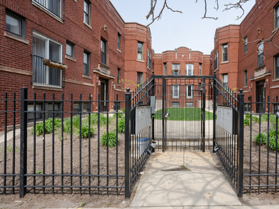 3710 W Wrightwood Ave #2D, Chicago, IL 60647