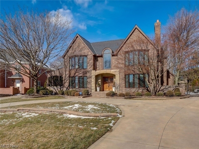 Brick And Stone Colonial In Charming Pebblebrook