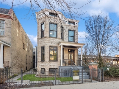Historic Greystone Residence In The Heart Of Wrigleyville