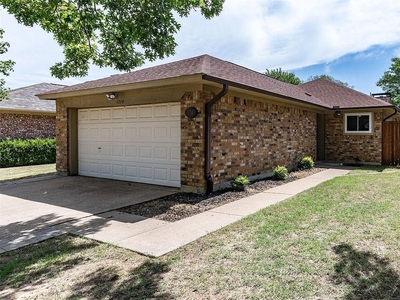 1714 Red Bud Ln, Euless, TX 76039