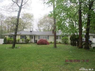 Home For Sale In Medford, New York