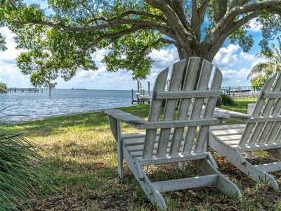 Desirable Snell Isle Vacant Waterfront Lot