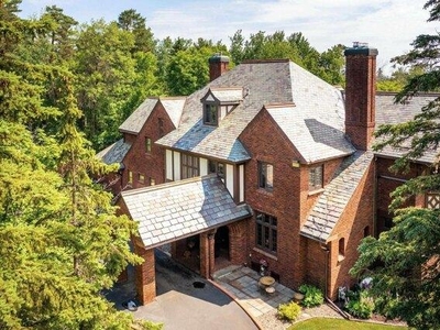 8 bedroom, Duluth MN 55812