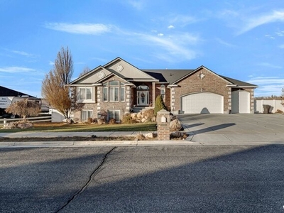 Home For Sale In Clinton, Utah