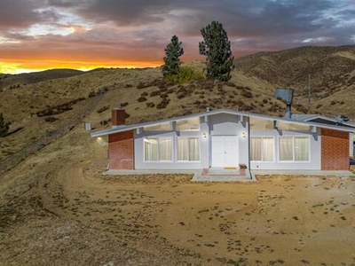 Home For Sale In Leona Valley, California