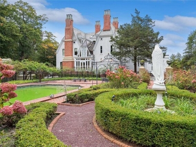 Home For Sale In Oyster Bay, New York