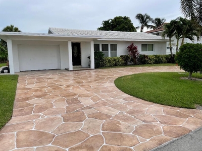 2 bedroom luxury Villa for sale in Palm Beach Shores, Florida