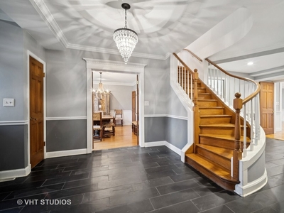 Exceptional Family Home In Northbrook