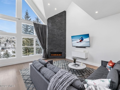 Newly Remodeled Contemporary Ski In Ski Out Townhome